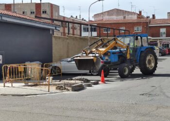 Peñaranda mejora la accesibilidad en el acerado junto a la estación de autobuses y el Merca Rural