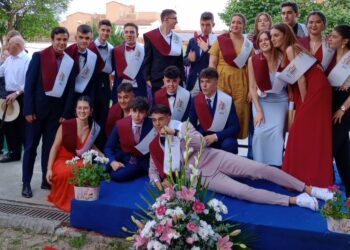 Emotiva despedida a los alumnos de segundo de Bachillerato en el instituto Germán Sánchez Ruipérez, de Peñaranda