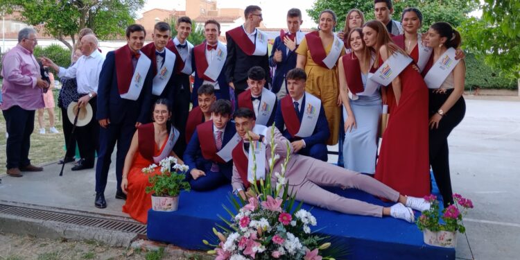 Emotiva despedida a los alumnos de segundo de Bachillerato en el instituto Germán Sánchez Ruipérez, de Peñaranda