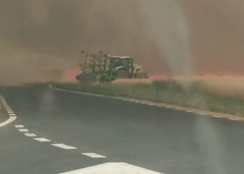Bomberos de Peñaranda y Villares intervienen en un incendio que amenaza la localidad de Pedrosillo de Alba