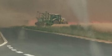 Bomberos de Peñaranda y Villares intervienen en un incendio que amenaza la localidad de Pedrosillo de Alba