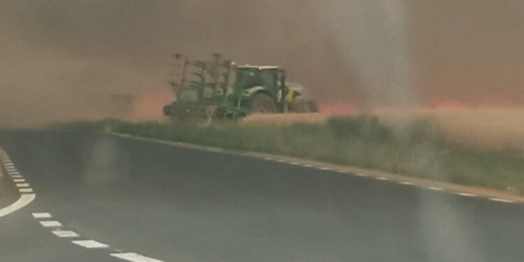 Bomberos de Peñaranda y Villares intervienen en un incendio que amenaza la localidad de Pedrosillo de Alba