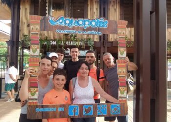 La Ampa del colegio Miguel Delibes de Macotera celebra el fin de curso con una jornada en el parque Acuópolis