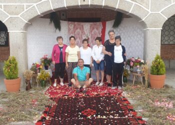 Santiago de la Puebla luce ya su altar preparado por un grupo de vecinos para la procesión del Corpus