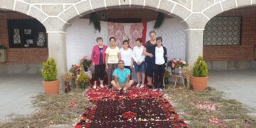 Santiago de la Puebla luce ya su altar preparado por un grupo de vecinos para la procesión del Corpus