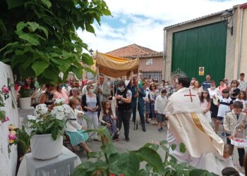 Cantalpino acompaña al Santísimo en su desfile por las calles del pueblo con los niños de comunión como protagonistas