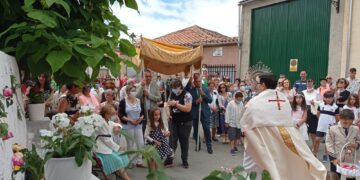 Cantalpino acompaña al Santísimo en su desfile por las calles del pueblo con los niños de comunión como protagonistas