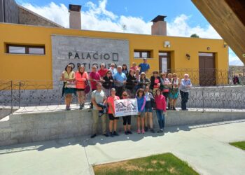 Alumnos del centro de Educación de Adultos El Inestal visitan Ávila y hacen un recorrido por la ciudad relatando sus leyendas