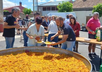 El Campo de Peñaranda congrega a vecinos y visitantes en torno a una gran paella en la carpa municipal
