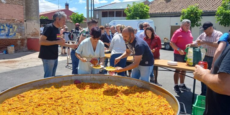 El Campo de Peñaranda congrega a vecinos y visitantes en torno a una gran paella en la carpa municipal