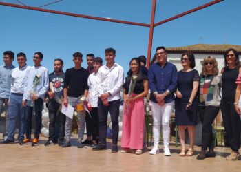 Emotiva ceremonia de graduación en el parque municipal de Macotera con los alumnos del CEO Miguel Delibes