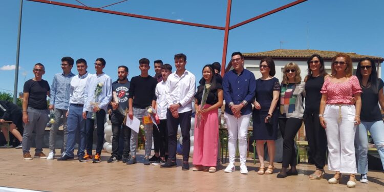 Emotiva ceremonia de graduación en el parque municipal de Macotera con los alumnos del CEO Miguel Delibes