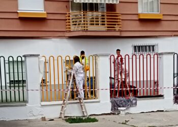 El programa mixto de Pintura mejora la valla perimetral del colegio Miguel de Unamuno, en Peñaranda