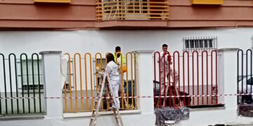 El programa mixto de Pintura mejora la valla perimetral del colegio Miguel de Unamuno, en Peñaranda