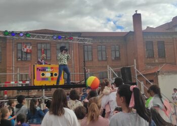 El colegio Miguel de Unamuno, de Peñaranda, despide el curso al ritmo de la Funky Súper Disco del grupo Kamarú