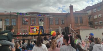 El colegio Miguel de Unamuno, de Peñaranda, despide el curso al ritmo de la Funky Súper Disco del grupo Kamarú