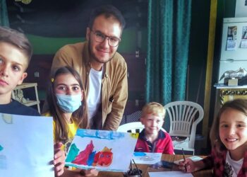 El artista José Ángel Nava ofrece una masterclass de dibujo a los ganadores del certamen artístico de la cofradía de la Esperanza