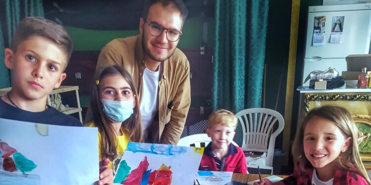 El artista José Ángel Nava ofrece una masterclass de dibujo a los ganadores del certamen artístico de la cofradía de la Esperanza