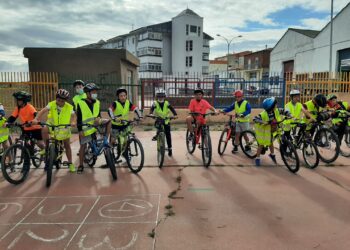 Paseo en bici para los alumnos mayores del «Severiano Montero», en Peñaranda, en la despedida del curso escolar