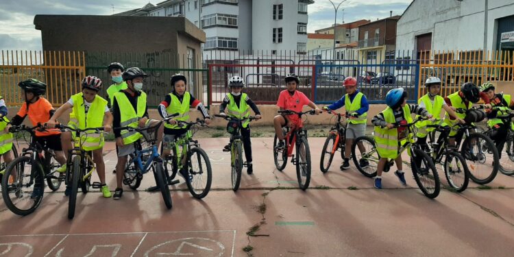 Paseo en bici para los alumnos mayores del «Severiano Montero», en Peñaranda, en la despedida del curso escolar
