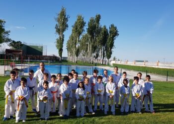 El club de kárate CID clausura el curso en Peñaranda con entrega de cinturones y katas y un ágape en las piscinas