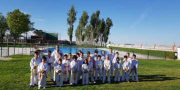 El club de kárate CID clausura el curso en Peñaranda con entrega de cinturones y katas y un ágape en las piscinas