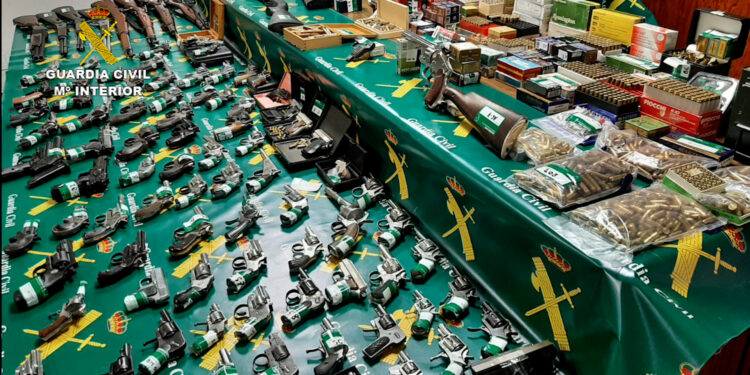 La Guardia Civil desarticula una organización dedicada al tráfico de armas y munición y detiene a 12 personas