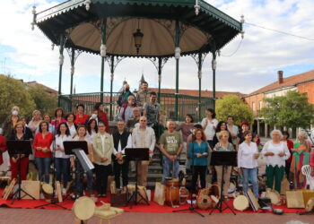 Peñaranda reúne a los alumnos de los talleres de Canto y Percusión en un bonito concierto con el templete de fondo