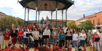 Peñaranda reúne a los alumnos de los talleres de Canto y Percusión en un bonito concierto con el templete de fondo