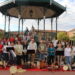 Peñaranda reúne a los alumnos de los talleres de Canto y Percusión en un bonito concierto con el templete de fondo