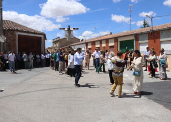 Villar de Gallimazo honra al Cristo de la Custodia en la festividad de Pentecostés con misa, procesión y bailes