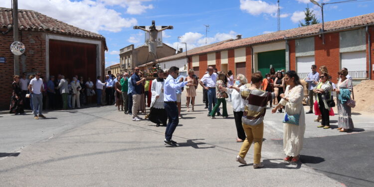 Villar de Gallimazo honra al Cristo de la Custodia en la festividad de Pentecostés con misa, procesión y bailes
