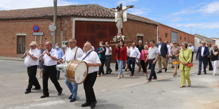 Villar de Gallimazo despide al Cristo de la Custodia con relevo en la mayordomía en la última jornada festiva
