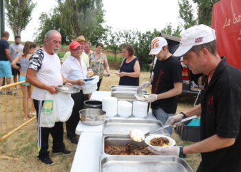 Moríñigo reúne a sus vecinos en el parque nuevo para disfrutar de una comida de confraternidad y colaborar con Ucrania