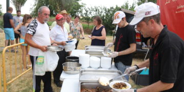 Moríñigo reúne a sus vecinos en el parque nuevo para disfrutar de una comida de confraternidad y colaborar con Ucrania