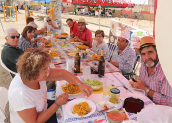 Nava de Sotrobal celebra la comida de hermandad en el parque amenizada por la charanga Dale Kaña 2.0
