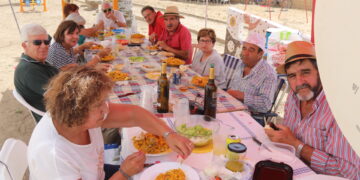 Nava de Sotrobal celebra la comida de hermandad en el parque amenizada por la charanga Dale Kaña 2.0