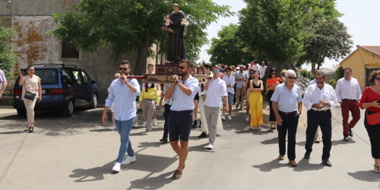 Nava de Sotrobal honra a San Antonio de Padua con misa, procesión por las calles y bailes charros