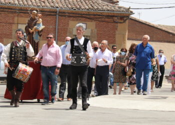 Moríñigo acompaña a San Antonio durante la procesión amenizada por Ángel Rufino de Haro «El Mariquelo»