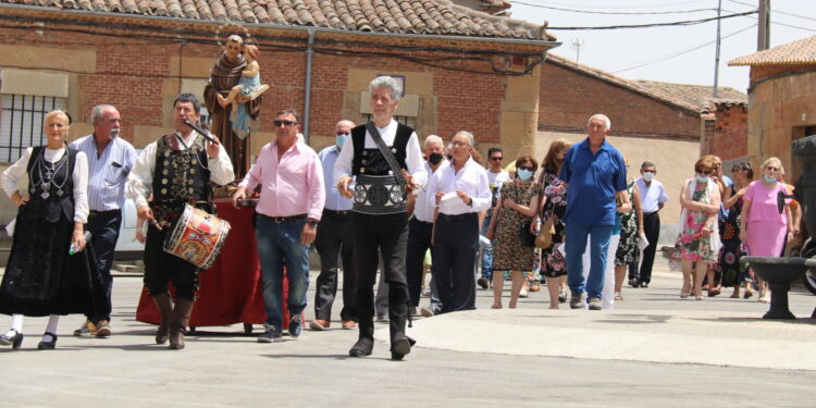 Moríñigo acompaña a San Antonio durante la procesión amenizada por Ángel Rufino de Haro «El Mariquelo»