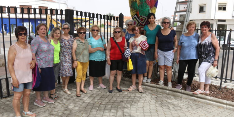 Mujeres del programa VIVE decoran con labores de ganchillo los árboles del parque La Huerta, en Peñaranda