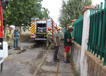 Un incendio, posiblemente intencionado, arrasa una parcela de recreo frente a una zona de talleres y fábricas en Peñaranda