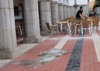El vendaval y la tormenta dejan su rastro en jardines, terrazas de hostelería y un edificio en plena plaza de Peñaranda