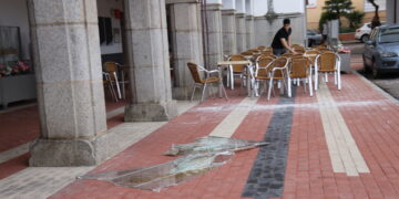 El vendaval y la tormenta dejan su rastro en jardines, terrazas de hostelería y un edificio en plena plaza de Peñaranda
