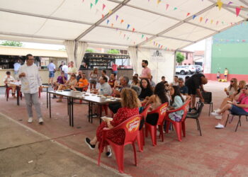Niños y adultos descubren en El Campo de Peñaranda los secretos del queso de la mano de La Antigua
