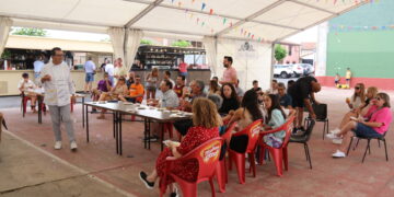 Niños y adultos descubren en El Campo de Peñaranda los secretos del queso de la mano de La Antigua