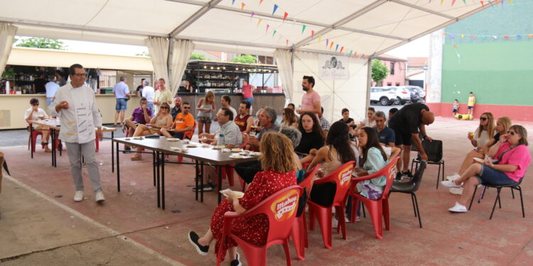 Niños y adultos descubren en El Campo de Peñaranda los secretos del queso de la mano de La Antigua