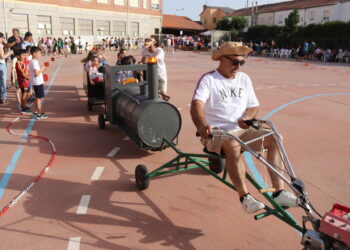 El colegio La Encarnación, de Peñaranda, despide el curso con una multitudinaria mini feria organizada por la Ampa del centro