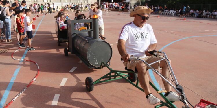 El colegio La Encarnación, de Peñaranda, despide el curso con una multitudinaria mini feria organizada por la Ampa del centro