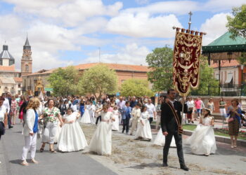 Peñaranda vive el Corpus en todo su esplendor con una multitudinaria procesión por las calles alfombradas de tomillo